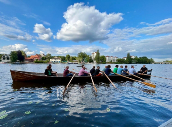 Menschen im Ruderboot